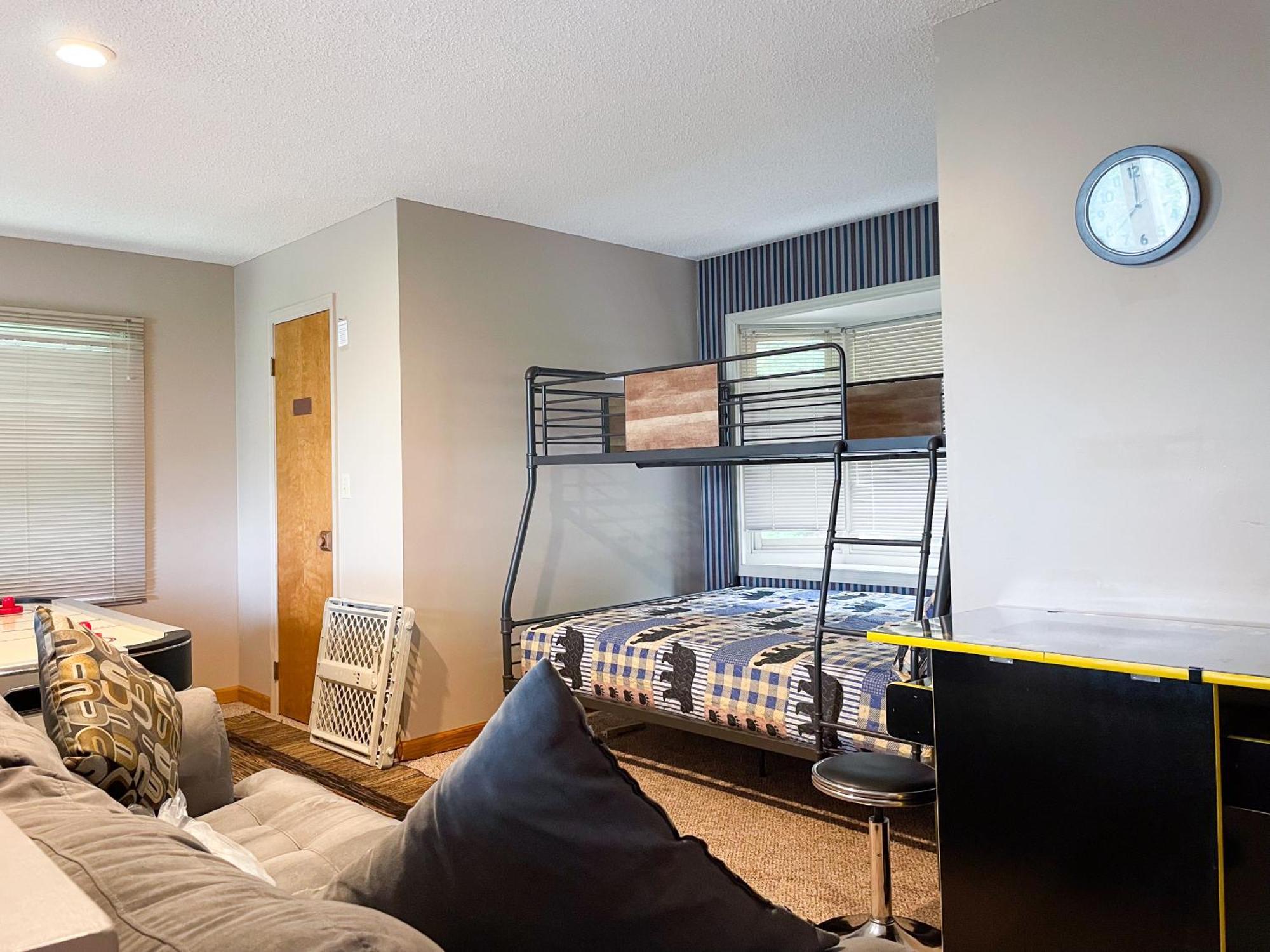 Chalet Mtn Chalet: Hot Tub, Sauna, Fireplace, Arcade Games, Mountain Views *
