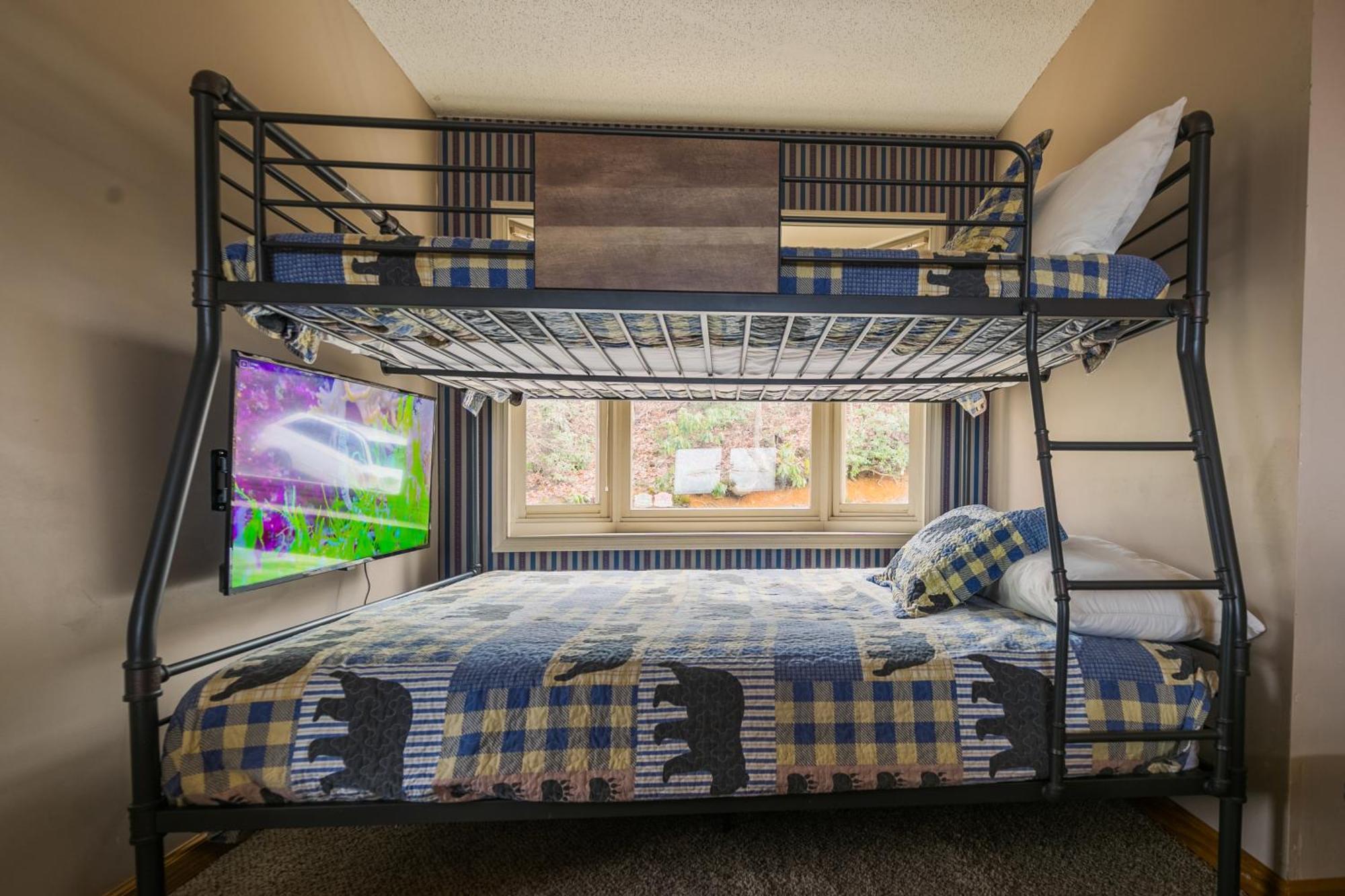 Chalet Mtn Chalet: Hot Tub, Sauna, Fireplace, Arcade Games, Mountain Views