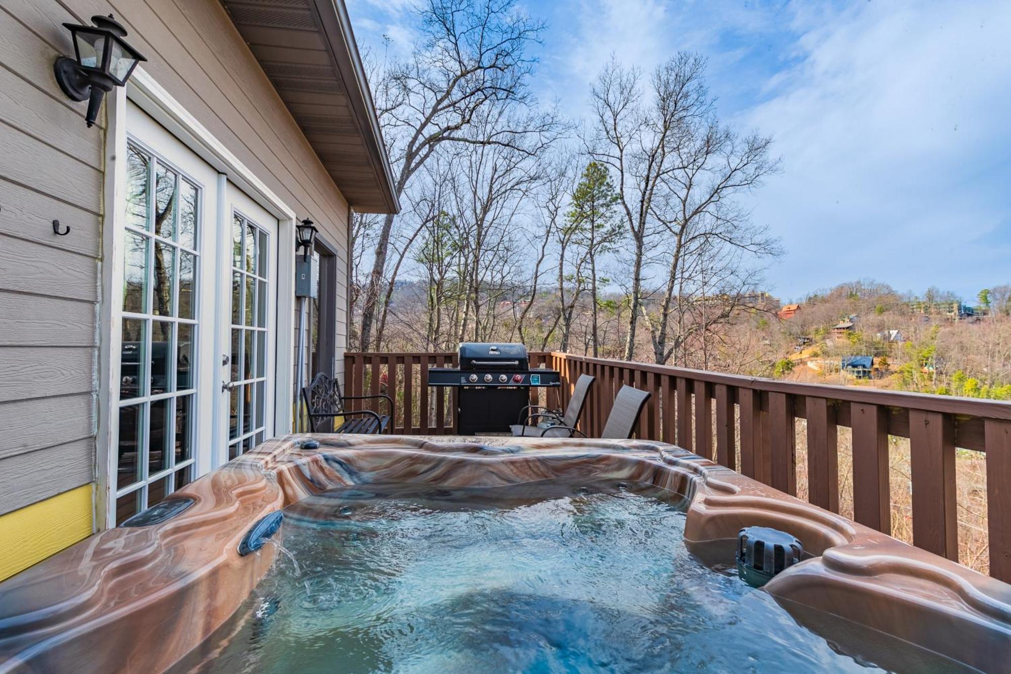Mtn Chalet: Hot Tub, Sauna, Fireplace, Arcade Games, Mountain Views Chalet Gatlinburg