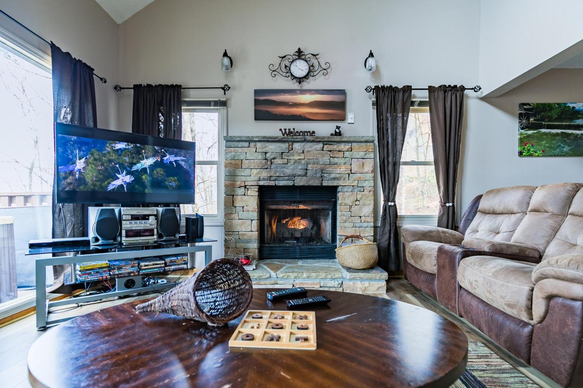 Mtn Chalet: Hot Tub, Sauna, Fireplace, Arcade Games, Mountain Views * Gatlinburg